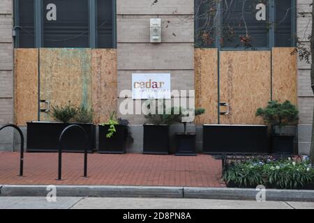 Washington, DC, États-Unis. 31 octobre 2020. Les entreprises continuent de monter dans les environs de Washington, DC avant l'élection présidentielle de 2020 le 31 octobre 2020. Crédit : Mpi34/Media Punch/Alamy Live News Banque D'Images
