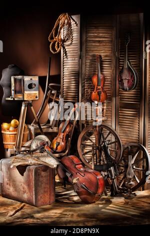 Vieux photocamera, violons sur un fond de studio Banque D'Images