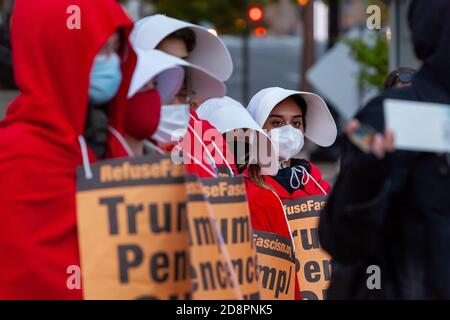 Washington, DC, Etats-Unis, 31 octobre 2020. Photo : femmes participant à une marche parrainée par refuser le fascisme DC. Pour l'événement, les femmes habillées de servantes vêtues de capes rouges du Tale de la servante ont défilé dans le centre-ville de Washington pour protester contre les politiques fascistes et les abus de l'Administration Trump, tout en exhortant les gens à descendre dans la rue pour empêcher Trump de voler l'élection ou de surmentir son mandat. La manifestation a continué de refuser la demande du fascisme de destitution immédiate de Donald Trump et de Mike Pence. Crédit : Allison C Bailey/Alay Live News Banque D'Images