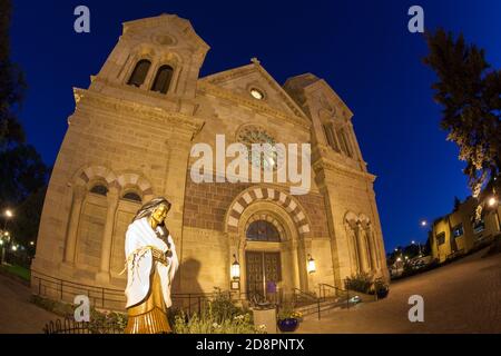 La statue de Saint Kateri Tekakwicha en face de la Basilique Cathédrale Saint François d'Assasi à Santa Fe au crépuscule avec un effet Fish-eye et g Banque D'Images