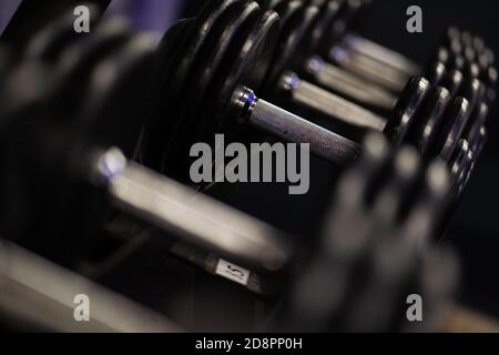 Rattelsdorf, Allemagne. 31 octobre 2020. Des haltères sont placées sur les étagères correspondantes dans le studio de fitness « Ontop Fitness-point ». Les gouvernements fédéral et des États ont décidé d'un verrouillage partiel à partir de lundi prochain en raison de la pandémie de Corona; les studios de fitness devront fermer à nouveau. Credit: Nicolas Armer/dpa/Alay Live News Banque D'Images