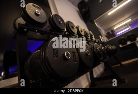 Rattelsdorf, Allemagne. 31 octobre 2020. Des haltères sont placées sur les étagères correspondantes dans le studio de fitness « Ontop Fitness-point ». Les gouvernements fédéral et des États ont décidé d'un verrouillage partiel à partir de lundi prochain en raison de la pandémie de Corona; les studios de fitness devront fermer à nouveau. Credit: Nicolas Armer/dpa/Alay Live News Banque D'Images