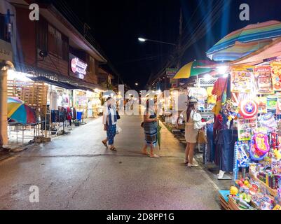 LOEI CHIANG KHAN THAÏLANDE-18 OCTOBRE 2020: Chiang Khan Walking Street offre une variété de produits et restaurants le long du Mékong, Chiang Khan Banque D'Images