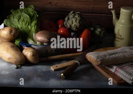 Nourriture sombre de la vie avec des légumes, des champignons, de l'huile, du pain. Banque D'Images