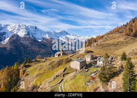 Valposchiavo, pâturage de San Romerio avec des petits huttes et église Banque D'Images