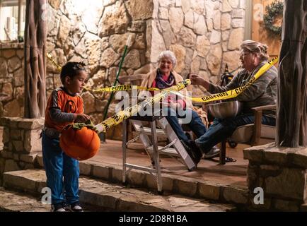 Austin, Texas, États-Unis. 31 octobre 2020. 31 octobre 2020, Austin, Texas États-Unis: Un petit garçon attrapant des bonbons à travers une chute. Credit: Sandra Dahdah/ZUMA Wire/Alay Live News Banque D'Images