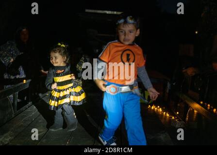 Austin, Texas, États-Unis. 31 octobre 2020. 31 octobre 2020, Austin, Texas États-Unis: Halloween nuit enfants ayant un bon moment. Credit: Sandra Dahdah/ZUMA Wire/Alay Live News Banque D'Images