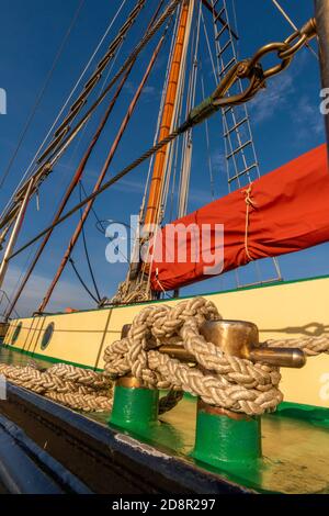 image maritime ou nautique de mâts, voiles et raccords de pont en laiton sur un grand navire ou une barge à voile traditionnel. Banque D'Images