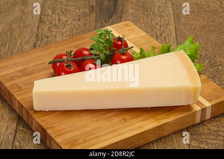 Traditionnel italien salade parmesan servi triangle Banque D'Images