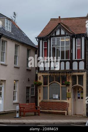 Un ancien bâtiment historique traditionnel dans la rue holt High Street à Norfolk, royaume-uni. Vieux bâtiment servant à abriter une entreprise d'avocats ou de avocats. Banque D'Images