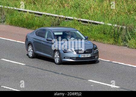 2016 Gray Škoda superbe se L Executive TDI ; circulation routière, véhicules en mouvement, voitures, véhicules roulant sur les routes britanniques, moteurs, conduite sur l'autoroute M61 du réseau routier britannique. Banque D'Images