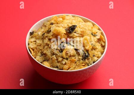 Poha Chivda ou Chivada est une collation populaire indienne. Banque D'Images