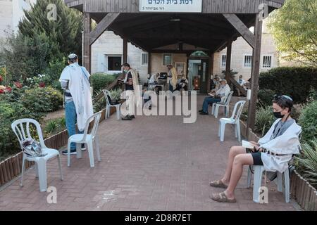 Jérusalem, Israël. 1er novembre 2020. Les prières du matin sont faites à l'intérieur d'une synagogue et dans la cour alors que le Cabinet Corona du gouvernement rouvre des lieux de culte pour 10 personnes à l'intérieur et 20 à l'extérieur, après un confinement à l'échelle nationale dans le sillage d'une deuxième vague de COVID-19. Crédit : NIR Amon/Alamy Live News Banque D'Images