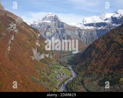 VUE AÉRIENNE.La vallée de Giffre, peu peuplée, regarde en amont vers le sommet de Tenneverge, haut de 2989 mètres.Nambride, Sixt-fer-à-Cheval, France. Banque D'Images