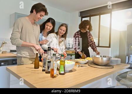 Les copains profitent de la cuisine à la maison Banque D'Images