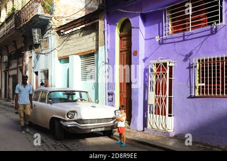 Scène du matin de rue à la Havane Vieja, Cuba. Architecture, personnes et voiture américaine vintage. Banque D'Images