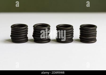 Jeu de joints toriques en caoutchouc utilisés pour l'étanchéité des mécanismes hydrauliques et pneumatiques. Banque D'Images