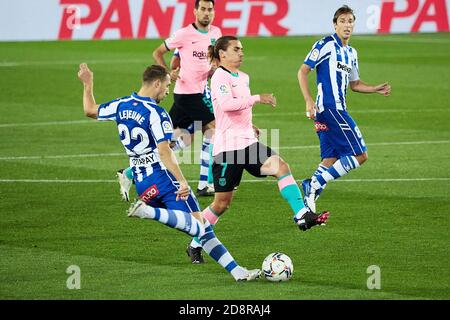 Florian Lejeune de CD Alaves et Antoine Griezmann de FC Barcelone pendant le championnat d'Espagne la Liga match de football entre CD Alaves et FC B C. Banque D'Images