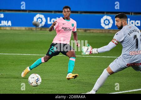 Ansu Fati du FC Barcelone et Fernando Pacheco du CD Alaves pendant le championnat d'Espagne la Ligue de football match entre CD Alaves et FC Barcelon C. Banque D'Images