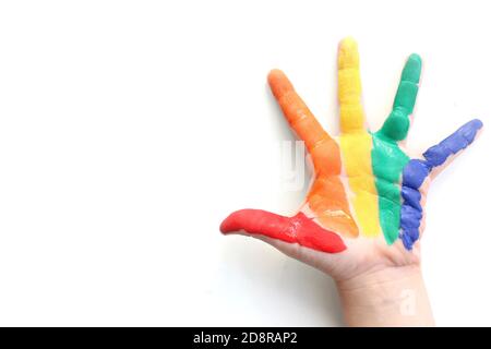 Forme de main peinte en arc-en-ciel isolée sur blanc. Arc-en-ciel peint à la main, arc-en-ciel peint et peintures ouvertes Banque D'Images