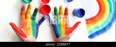 Forme de main peinte en arc-en-ciel isolée sur blanc. Arc-en-ciel peint à la main, arc-en-ciel peint et peintures ouvertes Banque D'Images