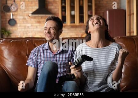 Un couple enthousiaste s'amuse à jouer à un jeu vidéo à la maison Banque D'Images
