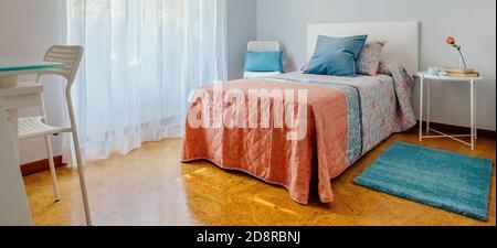 Chambre décorée avec couette et rideaux Banque D'Images