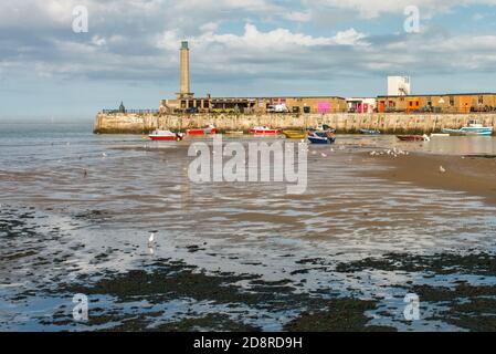 Margate Harbour Arm, Margate, Kent, Angleterre à marée basse en été. Banque D'Images