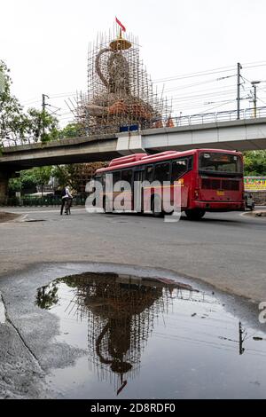 Vue sur la célèbre statue de Hanuman à Jhandewala à New Delhi, en cours de construction et de rénovation, réflexion dans l'eau. Banque D'Images