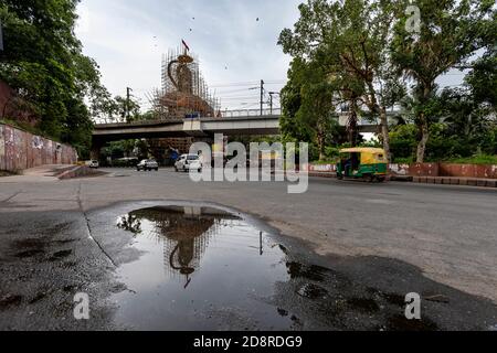 Vue sur la célèbre statue de Hanuman à Jhandewala à New Delhi, en cours de construction et de rénovation, réflexion dans l'eau. Banque D'Images