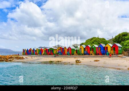 Huttes colorées de St James Beach, Muizenberg, le Cap, Afrique du Sud Banque D'Images