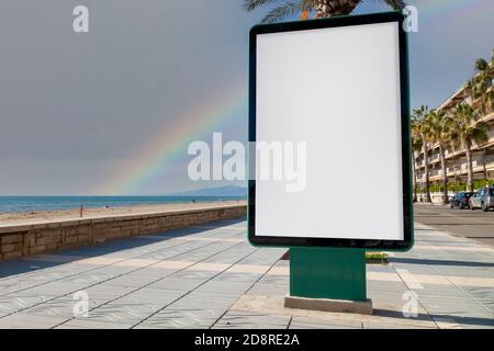 Blank billboard des maquettes à côté de la plage Banque D'Images