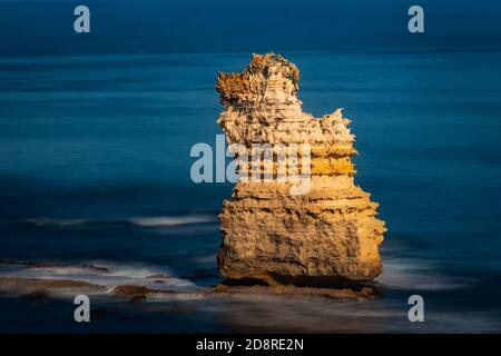 Pile de mer solitaire dans le parc côtier de la baie des îles, sur la célèbre Great Ocean Road. Banque D'Images