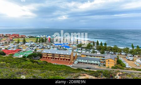 La vue magnifique sur la baie de Mossel par le phare de Cape St Blaize, Garden route, Afrique du Sud Banque D'Images