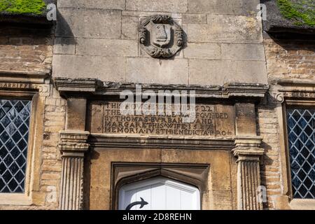 Inscription au-dessus de la porte, Old School House, datant de 1622, maintenant une résidence privée; Burton Latimer, Northamptonshire, Royaume-Uni Banque D'Images