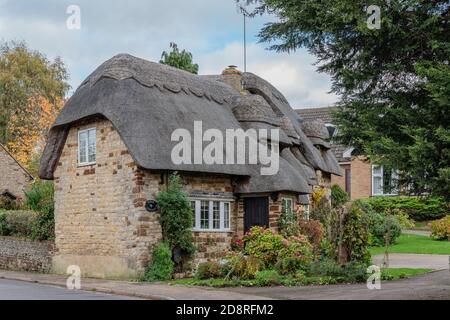 Joli cottage de chaume dans le village de Blisworth, Northamptonshire, Royaume-Uni Banque D'Images