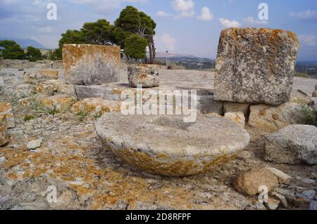 Une vue sur le site archéologique de Phaistos en Crète, Grèce : une pierre à affûter Banque D'Images