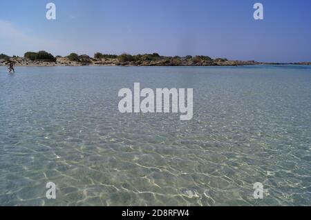 L'eau cristalline de la mer à la plage d'Elaphonisi en Crète, Grèce Banque D'Images