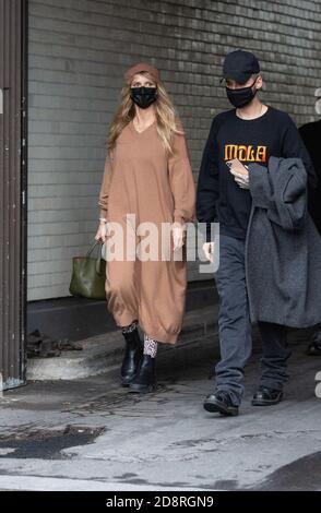 Berlin, Allemagne. 31 octobre 2020. Heidi Klum et Bill Kaulitz se promeusfaire une promenade à Berlin. Credit: dpa/Alay Live News Banque D'Images