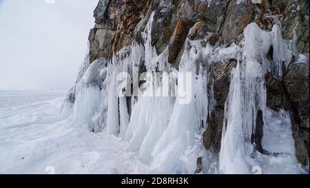 Éclaboussures de glace sur les rochers du lac Baikal Banque D'Images