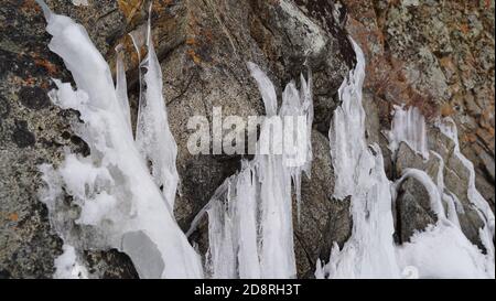 Éclaboussures de glace sur les rochers du lac Baikal Banque D'Images