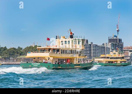Deux ferries de première classe de la flotte de Sydney approchant Circular Quay sur le port de Sydney, en Australie, au cours d'un après-midi ensoleillé de printemps Banque D'Images