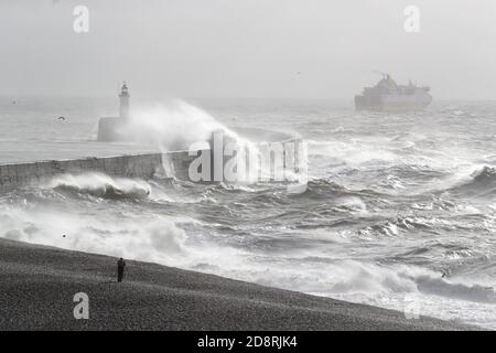 Newhaven, Royaume-Uni. 1er novembre 2020. Des vagues massives frappent le mur du port alors que le ferry de Newhaven à Dieppe part en haute mer ce matin. Credit: James Boardman / Alamy Live News Banque D'Images