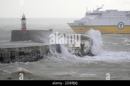 Newhaven, Royaume-Uni. 1er novembre 2020. Des vagues massives frappent le mur du port alors que le ferry de Newhaven à Dieppe part en haute mer ce matin. Credit: James Boardman / Alamy Live News Banque D'Images