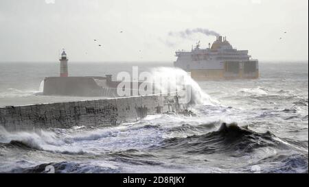 Newhaven, Royaume-Uni. 1er novembre 2020. Des vagues massives frappent le mur du port alors que le ferry de Newhaven à Dieppe part en haute mer ce matin. Credit: James Boardman / Alamy Live News Banque D'Images