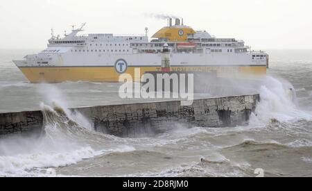 Newhaven, Royaume-Uni. 1er novembre 2020. Des vagues massives frappent le mur du port alors que le ferry de Newhaven à Dieppe part en haute mer ce matin. Credit: James Boardman / Alamy Live News Banque D'Images