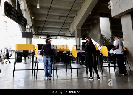 Los Angeles, États-Unis. 31 octobre 2020. Les gens ont voté au California Stadium de Los Angeles, aux États-Unis, le 31 octobre 2020. Credit: Xinhua/Alay Live News Banque D'Images