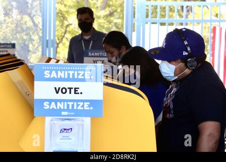 Los Angeles, États-Unis. 31 octobre 2020. Un homme lance son bulletin de vote dans un bureau de vote à Los Angeles, aux États-Unis, le 31 octobre 2020. Credit: Xinhua/Alay Live News Banque D'Images