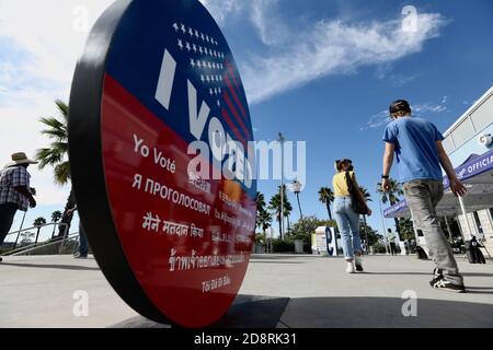 Los Angeles, États-Unis. 31 octobre 2020. Les gens se réunissent pour voter au Dodger Stadium, Los Angeles, États-Unis, le 31 octobre 2020. Credit: Xinhua/Alay Live News Banque D'Images