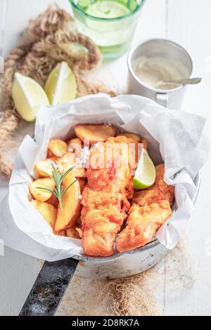 Pommes de terre et saumon savoureux servis avec de la chaux et du sel sur une table en bois Banque D'Images